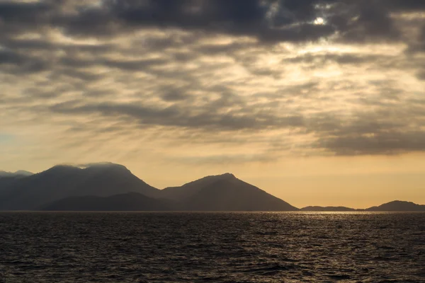 Pozadí slunce mraky moře hory ostrov Ilha Grande — Stock fotografie