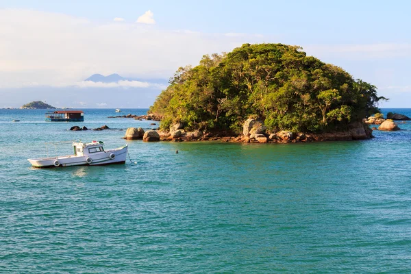 Νησί βάρκα στη θάλασσα βουνά abraao παραλία του ilha grande, Βραζιλία — Φωτογραφία Αρχείου