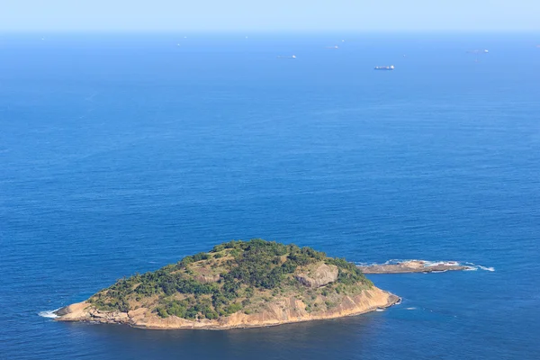 背景岛蓝色水海 — 图库照片