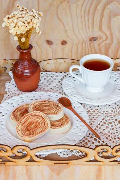 Bolo de rolo (swiss roll, rollcake) dessert чашка чая на tray — стоковое фото