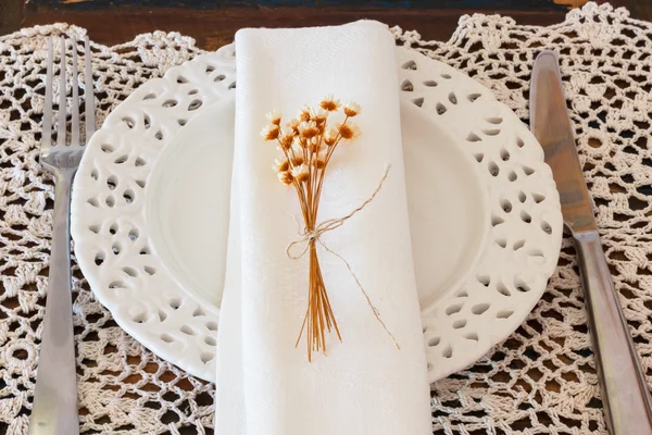 Piatto serviette coltello forchetta fiori secchi uncinetto Centrino — Foto Stock