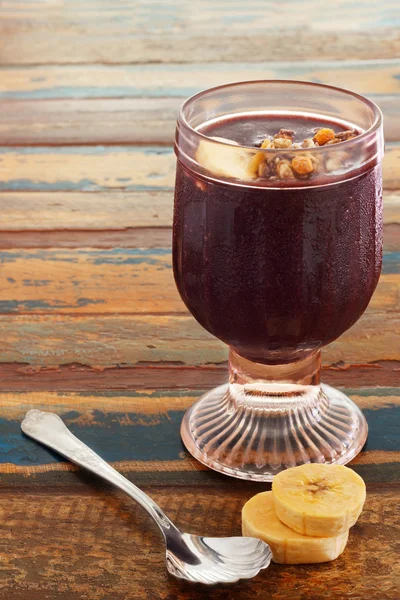 Açaí em vidro com banana na mesa de madeira — Fotografia de Stock