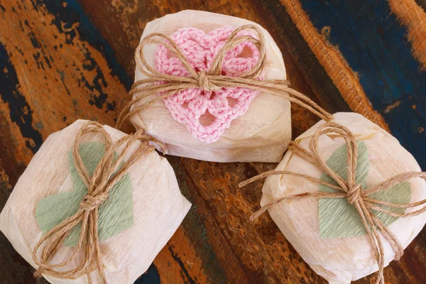 Casamento brasileiro doce bem casado com coração de crochê e papel — Fotografia de Stock