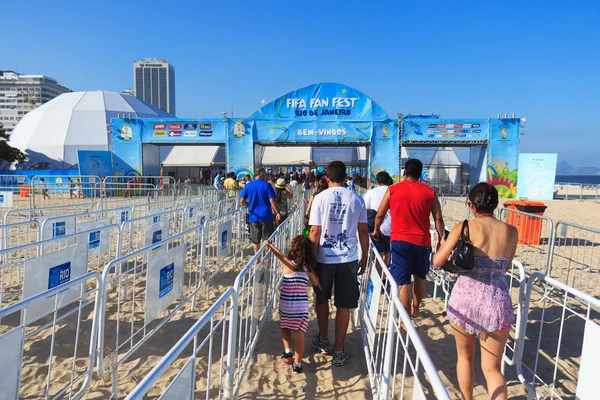 RIO DE JANEIRO - 15 de junio: La gente entra en el Fan Fest of Worl — Foto de Stock