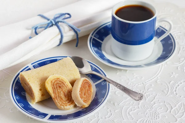 Bolo de rolo (swiss roll, roll cake) typical Brazilian dessert b — Stock Photo, Image