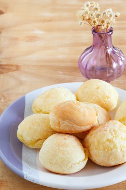 Brezilya snack plaka üzerinde peynir ekmek (pao de queijo)