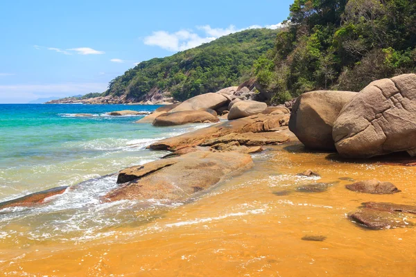 Pláž kameny průhledné moře ostrov ilha grande, Brazílie — Stock fotografie