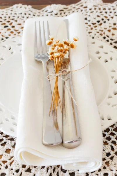 Piatto bianco coltello forchetta serviette fiori secchi uncinetto Centrino — Foto Stock