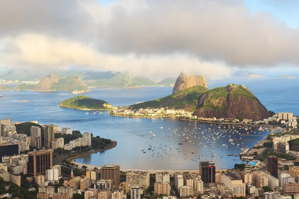 Berget Sockertoppen i moln guanabara bay, rio de janeiro — Stockfoto