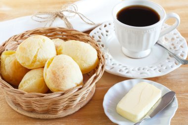 kahve ile Brezilyalı snack peynir ekmek (pao de queijo)
