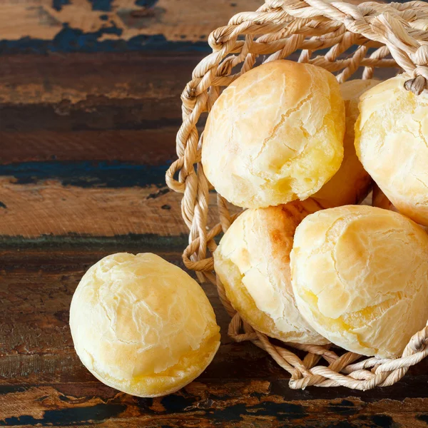 Pan brasileño de queso (pao de queijo) en canasta de mimbre — Foto de Stock