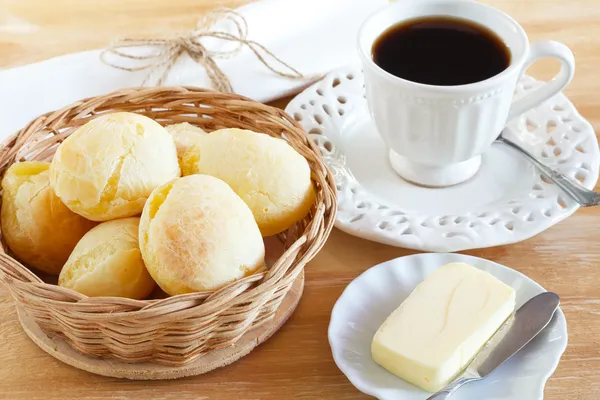 Roti keju ringan Brasil (pao de queijo) dengan secangkir kopi — Stok Foto