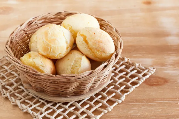 Бразильский хлеб с сыром (pao de queijo) в плетеной корзине — стоковое фото