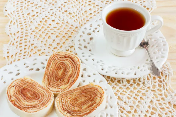 Bolo de rolo (swiss bułka, bułka ciasta) brazylijski deser filiżanka herbata — Zdjęcie stockowe