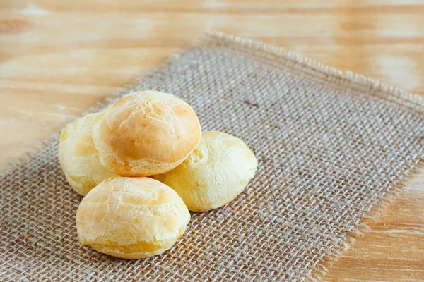 Pan brasileño de merienda (pao de queijo) sobre tela de saco —  Fotos de Stock