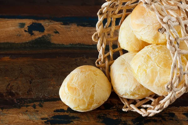 巴西小吃奶酪面包 （宝 de queijo) 在柳条编织的篮子 — 图库照片