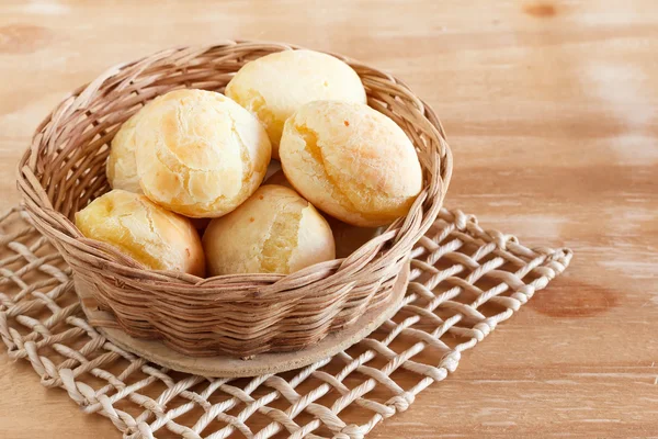 Pão de queijo com petisco brasileiro (pao de queijo) em cesta de vime Fotos De Bancos De Imagens