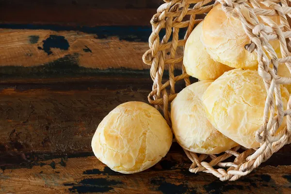 Pão de queijo com petisco brasileiro (pao de queijo) em cesta de vime Fotos De Bancos De Imagens Sem Royalties