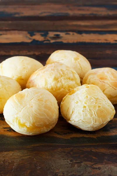 Pane di formaggio brasiliano (pao de queijo) in tavola di legno — Foto Stock