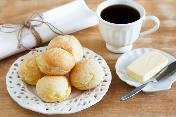 Lanche brasileiro pao de queijo (pão de queijo) manteiga de prato branco — Fotografia de Stock