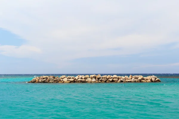 背景海水蓝蓝的天空白云防波堤 — 图库照片