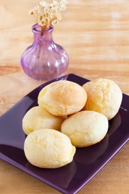 Brezilyalı atıştırmalık Peynirli ekmek (pao de queijo) vazo ile plaka