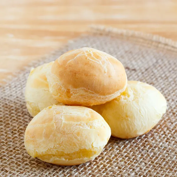 Cheese bread (pao de queijo) brazilian snack on sackcloth on woo — Stock Photo, Image