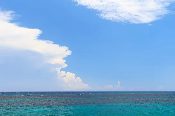 Fundo mar azul céu branco nuvens — Fotografia de Stock