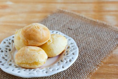 Brezilya meze peynir ekmek (pao de queijo) beyaz tabak çuval üzerinde