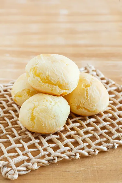 Pão de queijo brasileiro (pao de queijo) em mesa de madeira — Fotografia de Stock