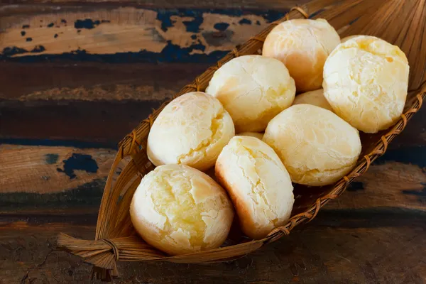 Spuntino brasiliano pao de queijo (pane al formaggio) in cesto di vimini — Foto Stock