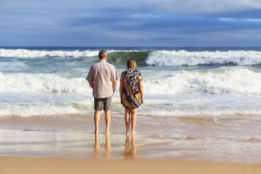 erkek ve kadın denizde plaj görünümlü 