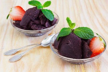 Acai çilek ve taze nane ile iki kaşık ile cam hamuru