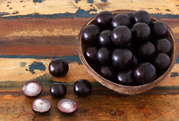 Berry Jaboticaba dalam mangkuk di atas meja kayu — Stok Foto