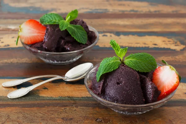 Pulpa de Acai en vidrio con fresa y menta fresca —  Fotos de Stock