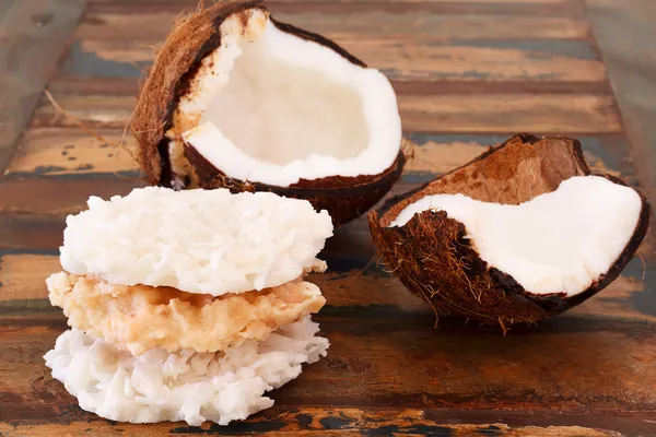 Coco doce cocada com coco na mesa de madeira — Fotografia de Stock