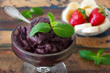 Acai pulp bardak taze nane, çilek ve muz ile