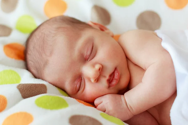 Clope up bambino felice nuovo nato addormentato — Foto Stock