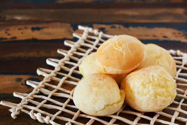 Brazilské snack sýr chléb (pao de queijo) na dřevěný stůl — Stock fotografie