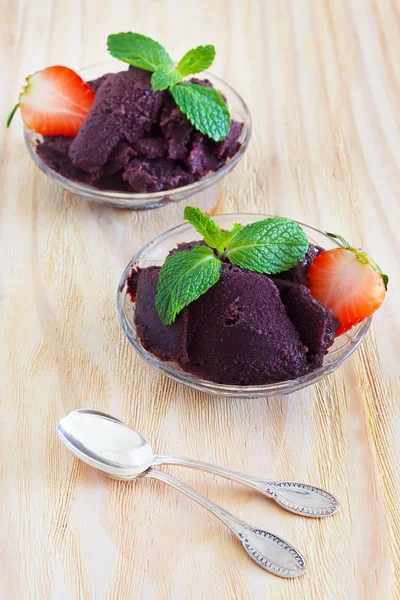 Due porzioni di polpa di Acai con fragola e menta fresca — Foto Stock