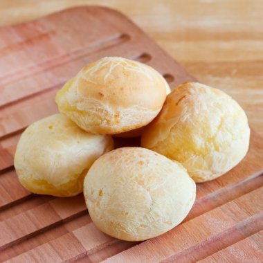 Brezilya kesme tahtası üzerinde peynir ekmek (pao de queijo) snack 