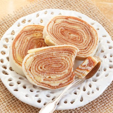 Brezilyalı tatlı bolo de rolo (İsviçre roll, rulo pasta) beyaz 