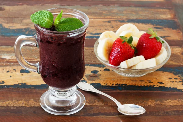 Pulpa de Acai en vaso con menta fresca, plátano y fresa —  Fotos de Stock