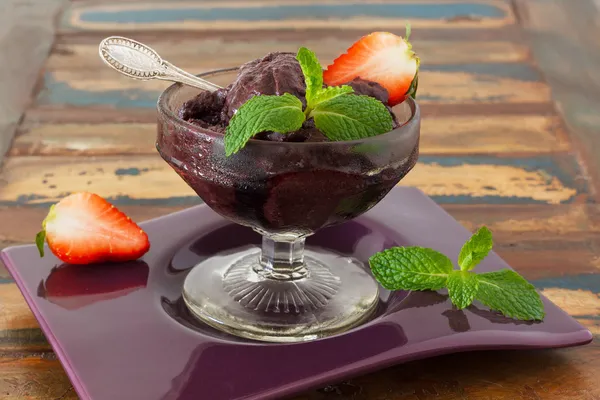 Polpa di Acai in vetro con menta fresca e fragola — Foto Stock