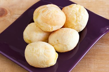 Brezilya snack mor plaka üzerinde peynir ekmek (pao de queijo)
