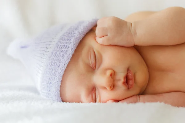 Felice neonata che dorme in cappello — Foto Stock