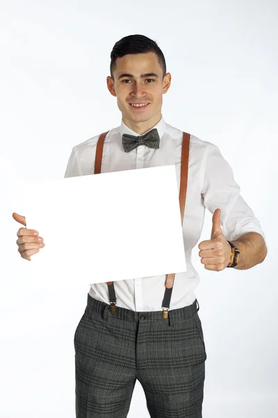 Jovem sorridente homem segurando cartão branco — Fotografia de Stock