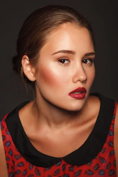 Beautiful girl with a bright lipstick — Stock Photo, Image