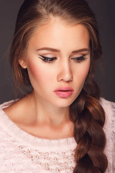 Mooi meisje met een heldere lipstick — Stockfoto