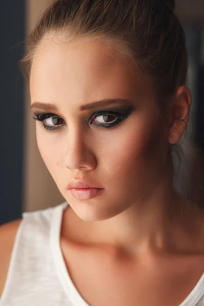 Beautiful girl with a bright lipstick — Stock Photo, Image